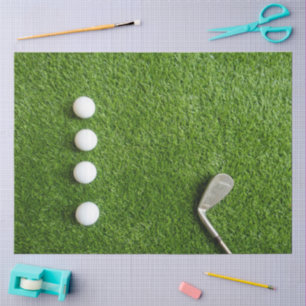 Golfball auf grünem Gras mit USA-Flagge Seidenpapier