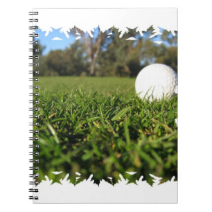 Golfball auf Kurs-Notizbuch Notizblock