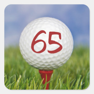 Golfball auf rotem Tee 65. Geburtstag Quadratischer Aufkleber