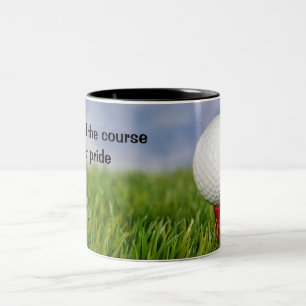 Golfball auf rotem Tee mit Zitat Zweifarbige Tasse