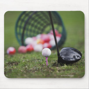 Golfball auf T-Stück neben Golfclub Mousepad