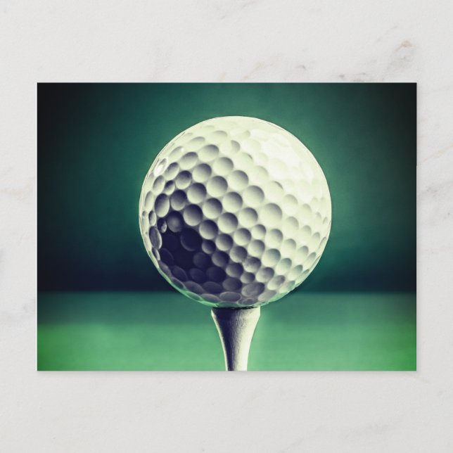 Golfball auf Tee Postkarte (Vorderseite)