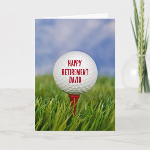 Golfball für den Ruhestand auf einem roten Tee Karte