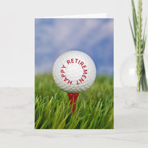 Golfball für den Ruhestand auf einem roten Tee Karte