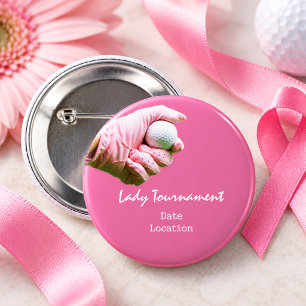 Golfball ist in der Hand der Golferin auf rosa Button