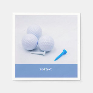 Golfball mit blauen und weißen T-Shirts auf weißem Serviette