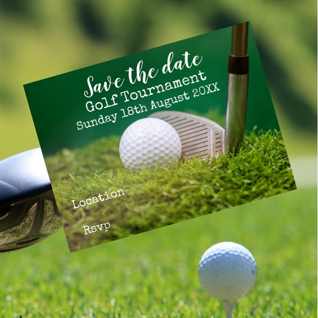 Golfball mit Golfclub Save the Date auf Grün Ankündigungspostkarte (Von Creator hochgeladen)