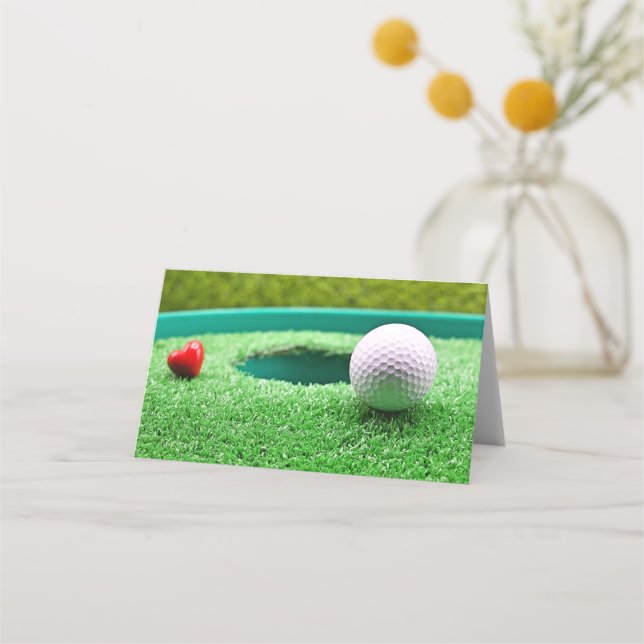 Golfball mit Herz neben dem Loch Platzkarte (Vorderseite)
