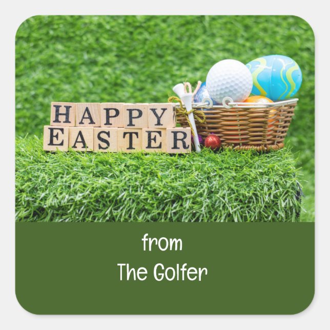 Golfball mit Ostereiern auf grünem Gras Quadratischer Aufkleber (Vorderseite)