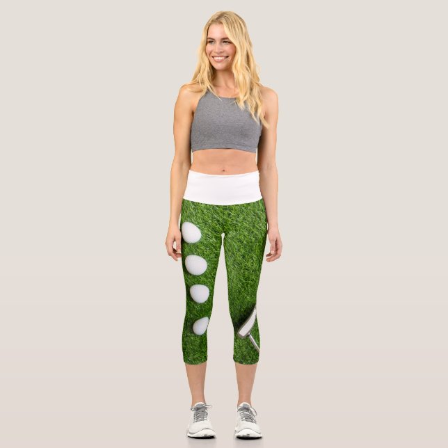Golfball mit Putter auf grünem Gras Capri Leggings (Vorderseite)