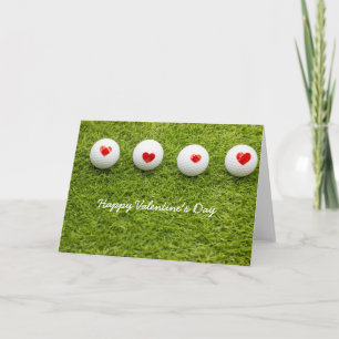 Golfball mit rotem Herzen am grünen Valentinstag Karte