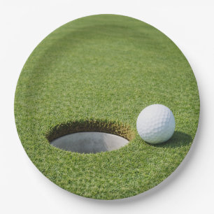 Golfball mit Tee auf grünem Gras Golferparty Pappteller