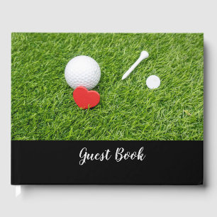 Golfball mit Tee und rotem Herz auf grüner Hochzei Gästebuch