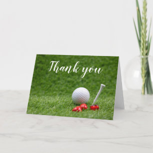 Golfball mit Tee und rotes Herz sind grün Karte