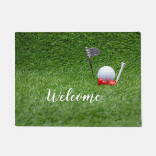 Golfball mit zwei roten Herzen sind auf grünem Gr Fußmatte