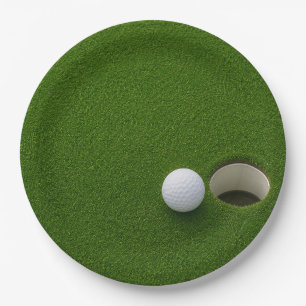 Golfball neben Loch auf grünem Rasen Golfplatz Pappteller