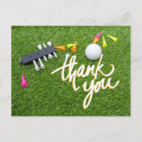 Golfball und farbiger Tee grüner Rasen danke