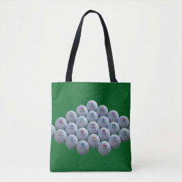 Golfbälle auf einem grünen Hintergrund befinden si