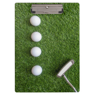 Golfbälle auf grünem Gras für Golfer Klemmbrett