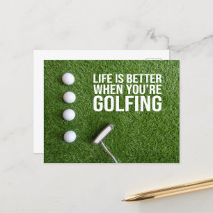 Golfbälle auf grünem Gras für Golfer Postkarte