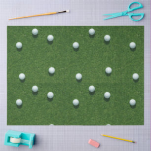 Golfbälle auf grünem Gras Hintergrund Seidenpapier