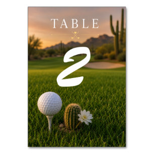 Golfbälle auf Tee auf grünem Gras Tischnummer