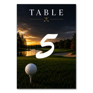 Golfbälle auf Tee auf grünem Gras Tischnummer