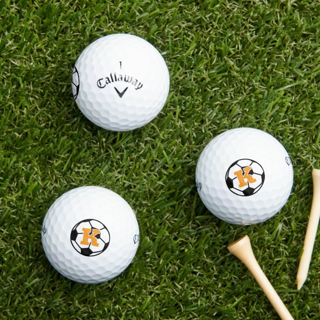 Golfbälle mit individuellem Monogramm und Fußballd (Insitu Gras)