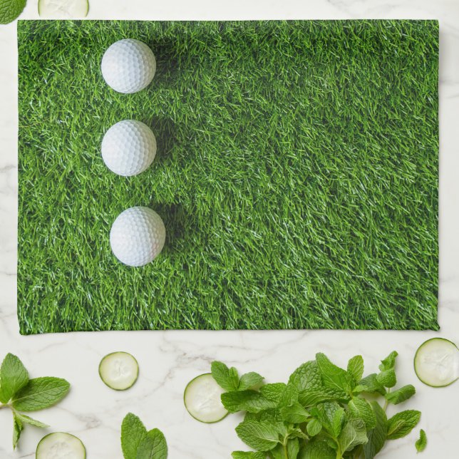 Golfbälle sind auf grünem Gras Geschirrtuch (Gefaltet)