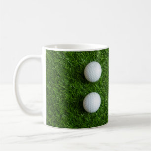 Golfbälle sind auf grünem Gras Kaffeetasse