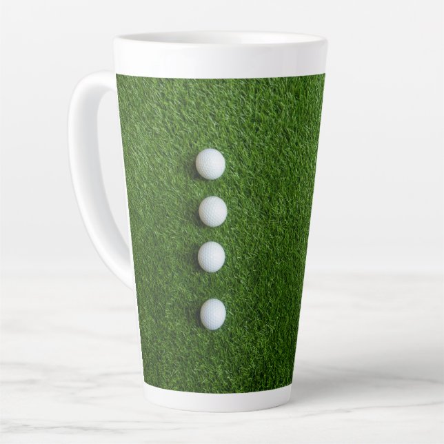 Golfbälle sind auf grünem Gras Milchtasse (Linke Ecke)