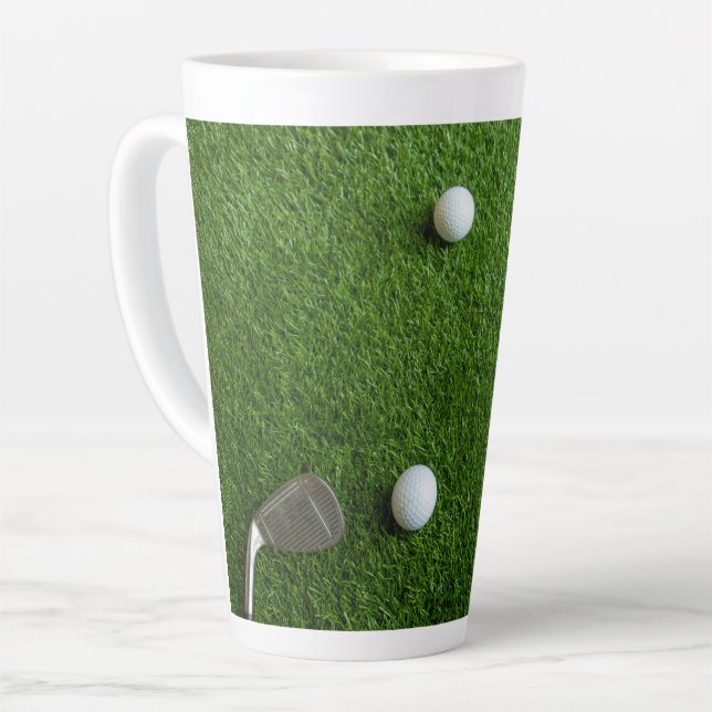 Golfbälle sind auf grünem Gras Milchtasse (Linke Ecke)
