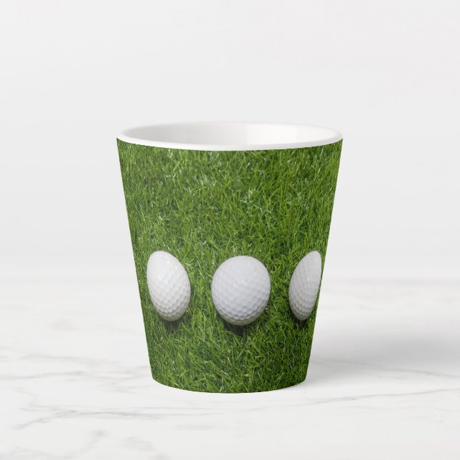 Golfbälle sind auf grünem Gras Milchtasse (Vorderseite)