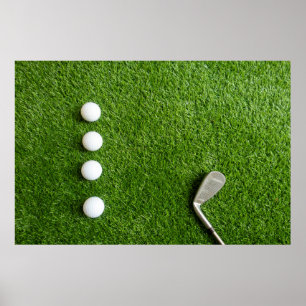Golfbälle sind auf grünem Gras Poster