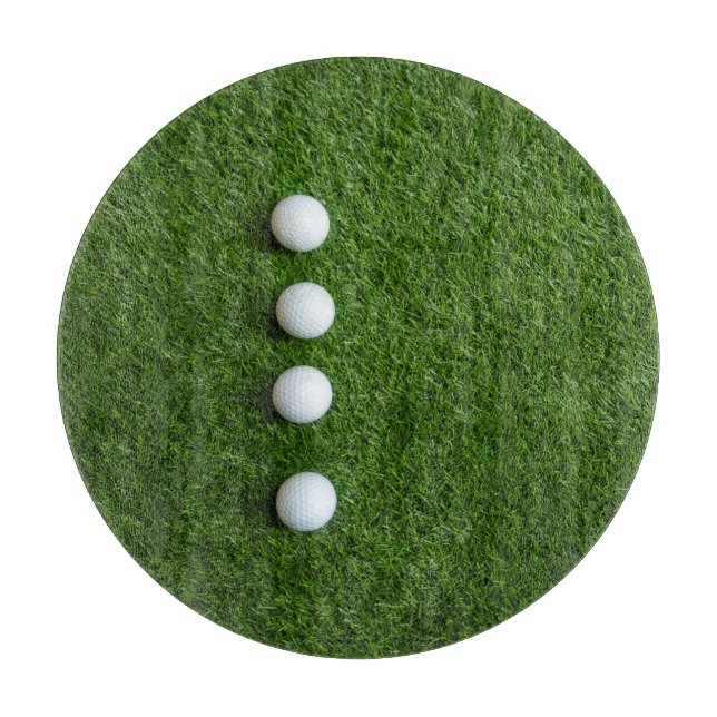 Golfbälle sind auf grünem Gras Schneidebrett (Vorderseite)