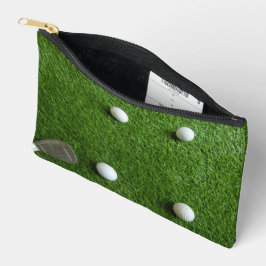 Golfbälle sind auf grünem Gras Zubehörtasche