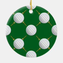 Golfbälle und T-Shirts auf Green