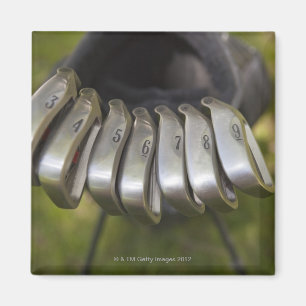 Golfclubköpfe in einer Tasche. Drei bis neun Magnet