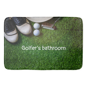 Golfer Bad mit Golfbällen auf grünem Gras b Badematte