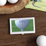 Golfer's Business Card Case für Golf Ball Monogram Visitenkarten Dose<br><div class="desc">Fügen Sie einfach Ihre Initialen und die Golfkugel-Nummer zum einsamen Golfball hinzu,  der auf einem Golf-Tee auf diesem Metall Visitenkartengehäuse befestigt ist. Ideal für Golfspieler,  Golftrainer und Väter,  die Liebe Golf Business</div>