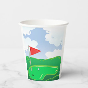 Golfgrün mit roter Flagge und Ball Pappbecher