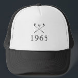 Golfklubs zum personalisierten Geburtstag Truckerkappe<br><div class="desc">Personalisieren Sie das Set des Geburtsjahres in klassischer Typografie,  um ein einzigartiges Golfgeschenk zu schaffen und für jeden Golfer zu behalten. Entwickelt von Thisisnotme©</div>