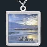 Golfküste Alabama Beach Sunrise Pier Versilberte Kette<br><div class="desc">Golfküste Alabama Beach Sonnenaufgang Pier Schöner Strand an der Golfküste in Alabama mit den Wellen in die Küste kommen,  während die Sonne aufsteigt u=in den Himmel mit den Wolken und blauen Himmel. Der Pier im Hintergrund ist ein friedlicher Ort.</div>