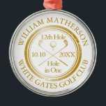 Golfloch in einem klassischen Gold-Personalisierte Ornament Aus Metall<br><div class="desc">Personalisieren Sie den Namen,  die Position Loch Nummer und das Datum,  um einen großen Golfkeepake zu schaffen,  um dieses fantastische Loch in einem zu feiern. Entwickelt von Thisisnotme©</div>