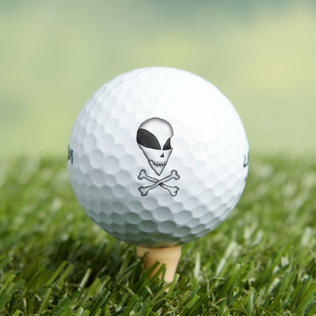 Golfplätze - Alien Skull & Crossbones Golfball (Insitu T-Shirt)