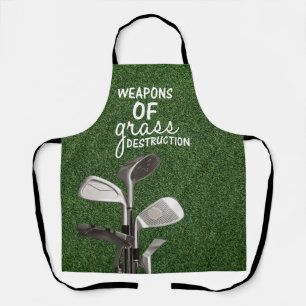 Golfschläger sind auf grünem Gras Schürze