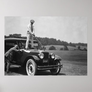 Golfspieler beim Teeabschlag auf einem Auto, Schwa Poster