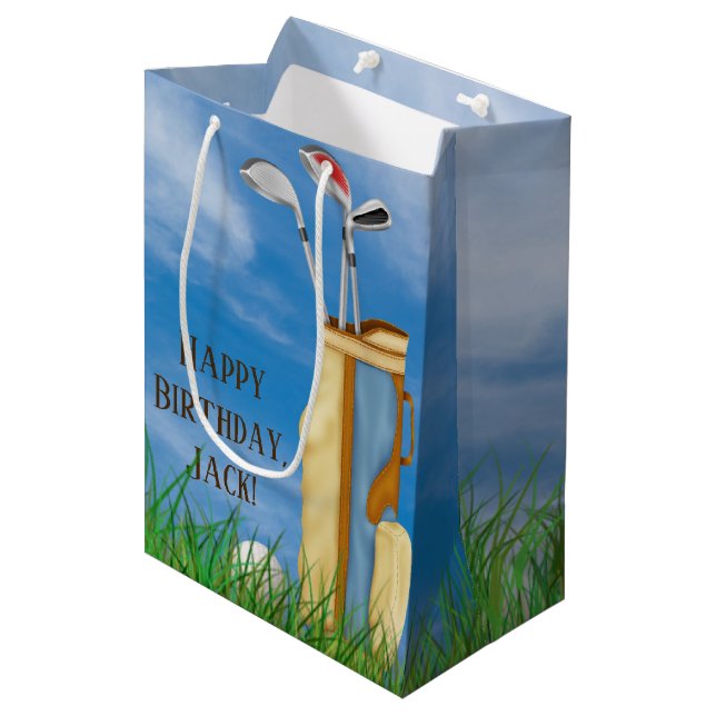Golftasche und Schläger mit Ball im Gras Mittlere Geschenktüte (Vorderseite Schrägansicht)