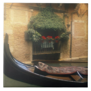 Gondel und Restaurant, Venedig, Venetien, Italien Fliese