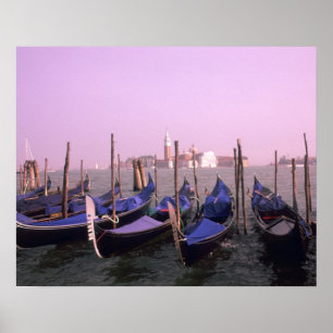 Gondeln bereit für Touristen in Venedig Italien Poster